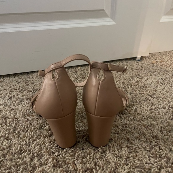 Kelly & Katie nude pumps - Picture 3 of 4